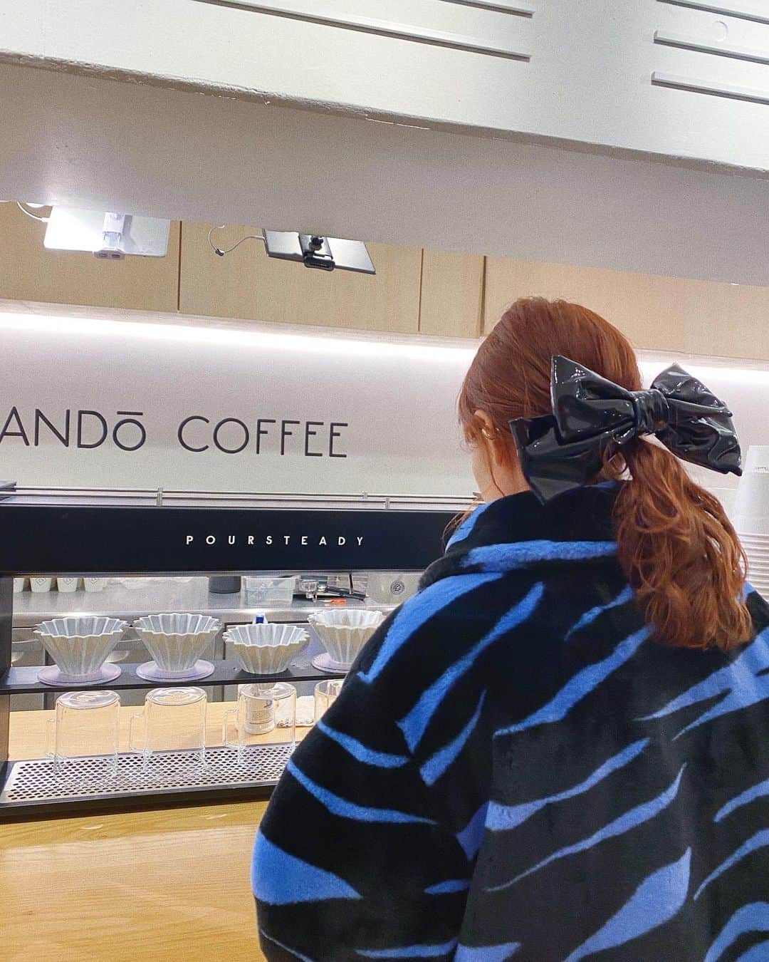 瀬戸あゆみさんのインスタグラム写真 - (瀬戸あゆみInstagram)「あおゼブラ🦓💙 (UPし直し失礼します😭)  このファーコート、驚くほど軽いけどとてもあたたかいんです。 １番上のボタンだけキラキラのビジューなのがポイント💎 丸くて大きな襟で小顔効果も計算してます。  ジンジャーブレッドマンのクッキーとホットコーヒーを合わせたくて、会議の間にコーヒー屋さんまで。🍪☕️ 甘いものは脳みそへのご褒美。 #dearsisterhood  #ayumi_outfit」12月6日 19時04分 - setoayumi