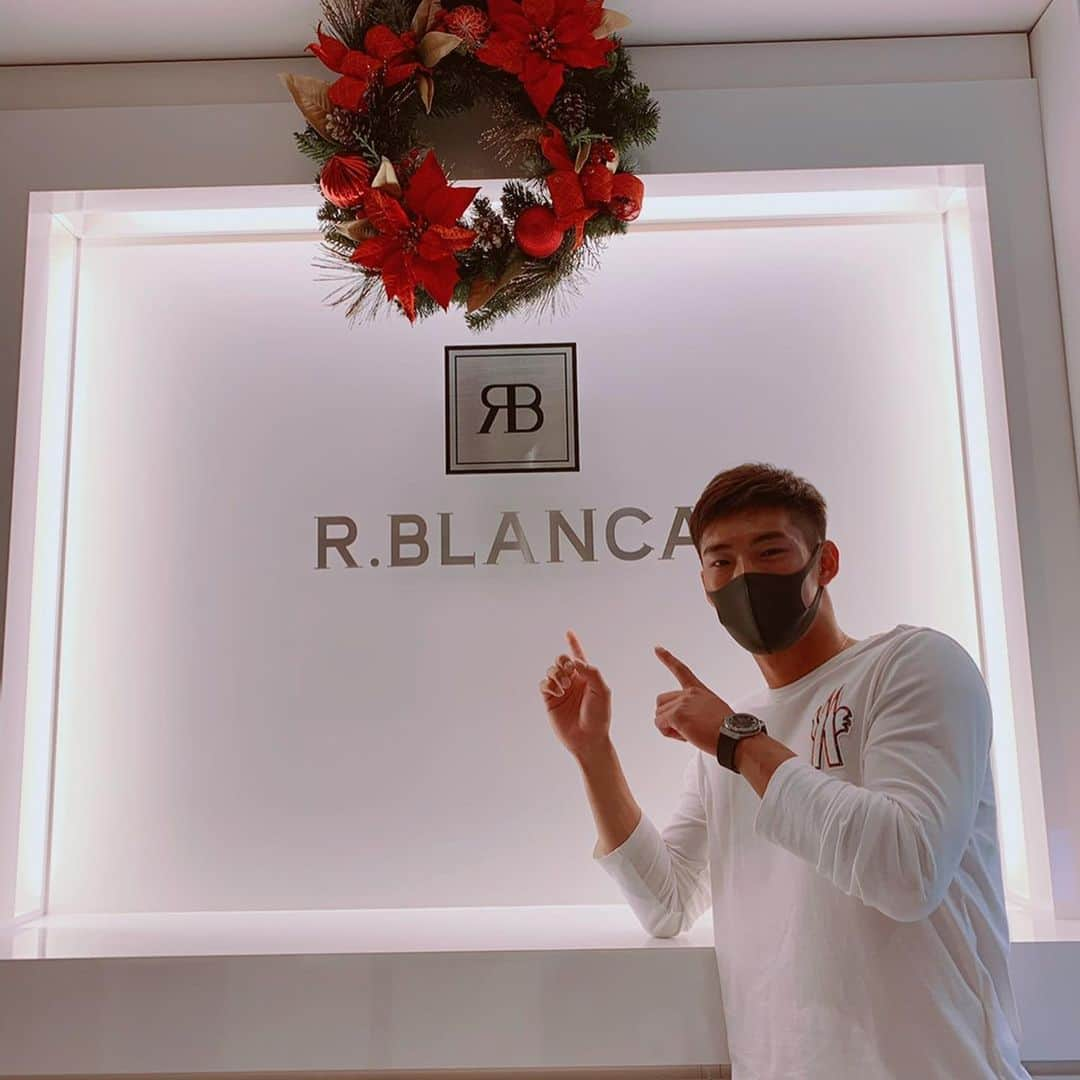 中村奨成のインスタグラム：「先日R.BLANCA様のとこで脱毛していただきました！！ 男性でも今は毛がない時代です。スタッフの皆さんにも痛みなく施術して頂きました👏👏 脱毛だけではなく機械を使うことによって肌荒れを良くしてくれる働きもあるそうです！！ 僕自身も肌荒れには凄く悩んで居たので一石二鳥です✨✨ この機会にぜひ脱毛してみたいとゆう男子、女子の皆さんぜひR.BLANCAに行ってみてください👍👍  #脱毛 #メンズ、レディース #痛みなし」