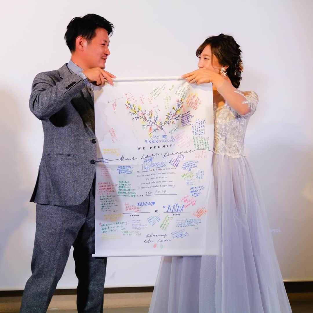 hacocoro weddingさんのインスタグラム写真 - (hacocoro weddingInstagram)「. 二次会でゲストさまと 結婚証明書を作るのはいかがでしょうか？✨  今日来ていただいたゲストさまから メッセージとスタンプをもらって 世界にひとつだけの大切なご結婚の 記念品になることはもちろん  ゲストさまにとっても お2人が結婚されるという実感を 楽しみながら感じて頂ける おすすめのアイテムです。  出来上がった オリジナル結婚証明書を おうちのどこに飾ろうか ワクワクしちゃいますね☺︎  ------------------- #hacocoro をつけて、 皆さんの素敵なアイデアをシェアしてね⁂* 公式IGにてリグラムされるかも♡ -------------------」12月6日 19時16分 - hacocoro_wedding