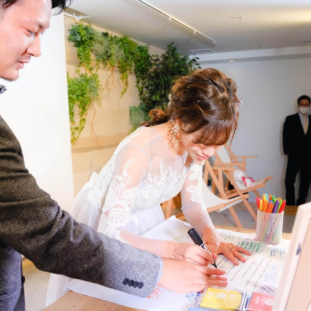 hacocoro weddingさんのインスタグラム写真 - (hacocoro weddingInstagram)「. 二次会でゲストさまと 結婚証明書を作るのはいかがでしょうか？✨  今日来ていただいたゲストさまから メッセージとスタンプをもらって 世界にひとつだけの大切なご結婚の 記念品になることはもちろん  ゲストさまにとっても お2人が結婚されるという実感を 楽しみながら感じて頂ける おすすめのアイテムです。  出来上がった オリジナル結婚証明書を おうちのどこに飾ろうか ワクワクしちゃいますね☺︎  ------------------- #hacocoro をつけて、 皆さんの素敵なアイデアをシェアしてね⁂* 公式IGにてリグラムされるかも♡ -------------------」12月6日 19時16分 - hacocoro_wedding