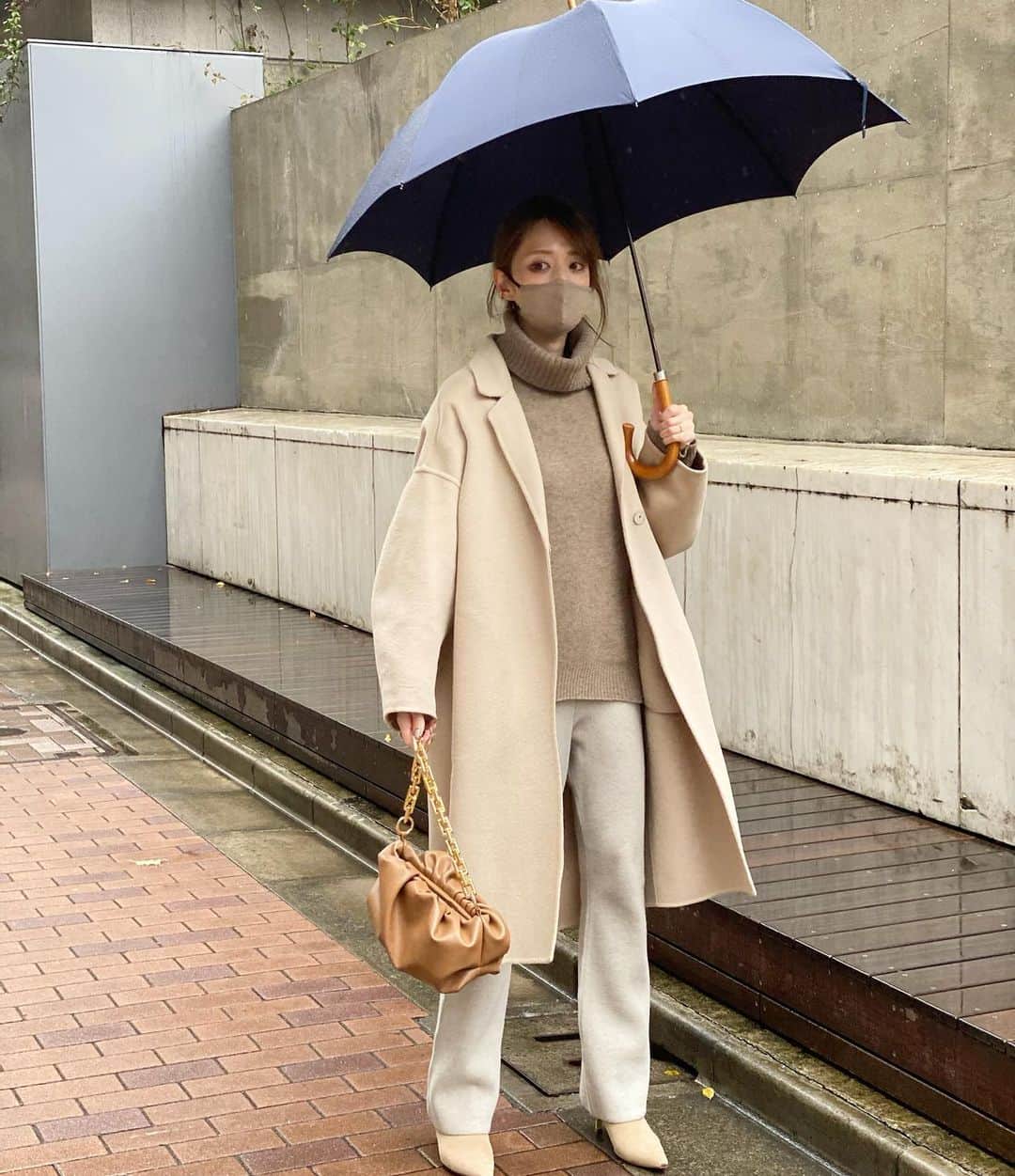 *✭ᏋണᎥ✭*さんのインスタグラム写真 - (*✭ᏋണᎥ✭*Instagram)「ㅤㅤㅤㅤㅤㅤㅤㅤ ㅤㅤㅤㅤㅤㅤㅤㅤ 雨の日の銀座☺︎♡ ㅤㅤㅤㅤㅤㅤㅤㅤ  服は全身　@deuxiemeclasse  bagは　@gracesbyyuu_official  bootsは　@brenta_jp  ㅤㅤㅤㅤㅤㅤㅤㅤ 🌂　@foxumbrellas  ㅤㅤㅤㅤㅤㅤㅤㅤ  #今日のコーデ#シンプルコーデ#ファッション#大人カジュアル#fashion#simple#カジュアル#おしゃれさんと繋がりたい#大人コーデ#着回しコーデ#高身長コーデ #deuxiemeclasse #ドゥーズィエムクラス#コートコーデ#ショートブーツ #ニットコーデ」12月6日 19時16分 - emiliopucci__