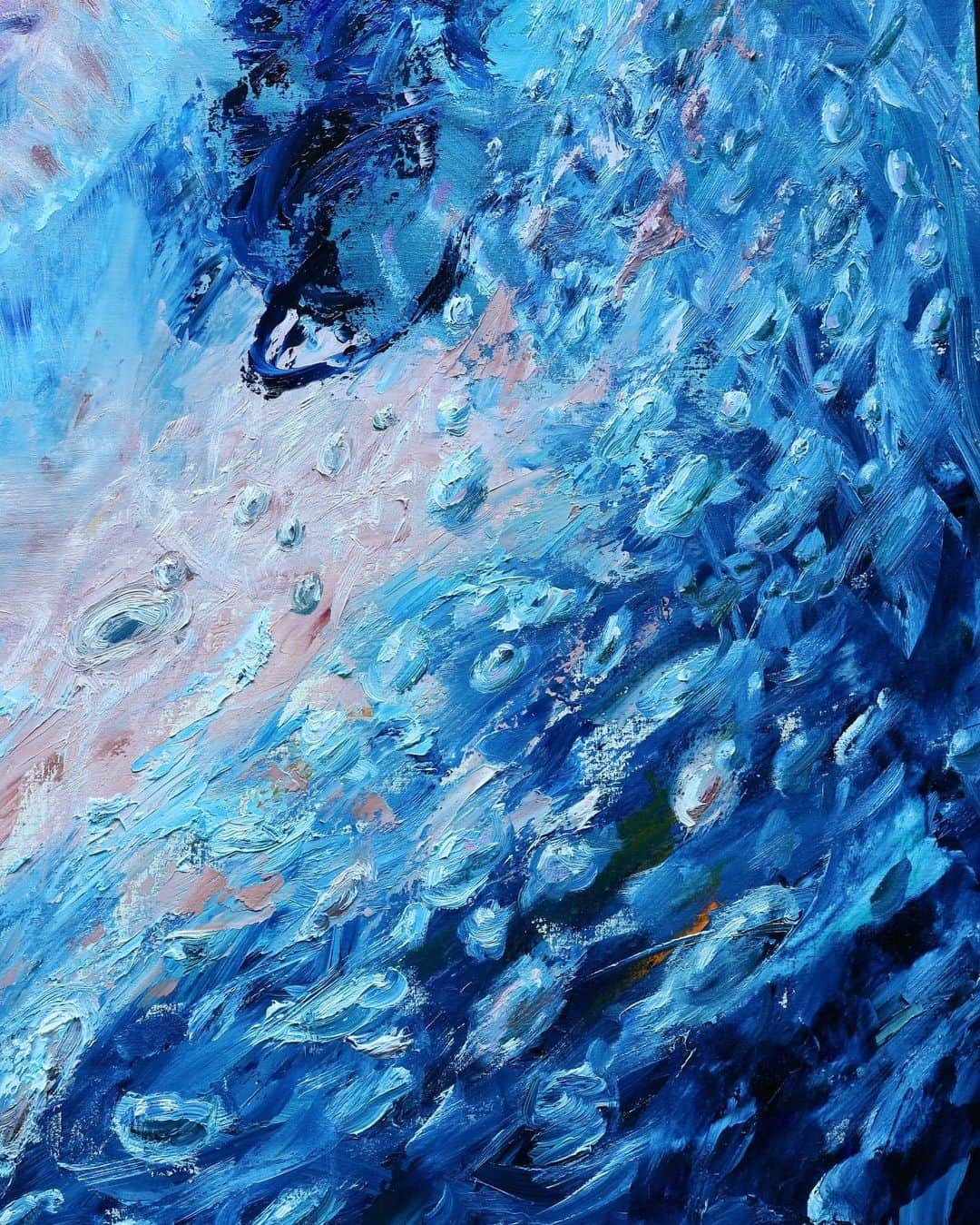 古賀陽子さんのインスタグラム写真 - (古賀陽子Instagram)「“In the Water” 2020, oil on canvas, 1620x1300mm "水の中” F100号 ・ 広大な美しい海での生物達の営みと細胞内での物質の循環に、共通する美しさと神秘性を感じています。 作品の背景は海に差し込む揺らめく光のようでもあり、神経細胞が伝達する電気信号のようでもあります。 ・ また儚く美しい泡で、生命が生まれて最期には自然に溶け込む魂の様を表しています。 生命力や穏やかさを讃えた表情に、生命と自然の全てを包み込むようなしなやかな強さを表現できればと制作しました。  ———————————————————————  #アート #アーティスト #アートワーク  #アートコレクター #画家 #美術館 #作品 #絵画展 #アートのある暮らし #絵画のある暮らし #絵のある暮らし #アート好きな人と繋がりたい #ギャラリー #個展  #油絵 #画廊 #人物画 #美人画 #神戸 #三宮 #北野坂 #西宮 #art #artwork #gallery #artist #oilpaintartist #exhibition #古賀陽子 #yokokoga」12月6日 19時10分 - y.koga7