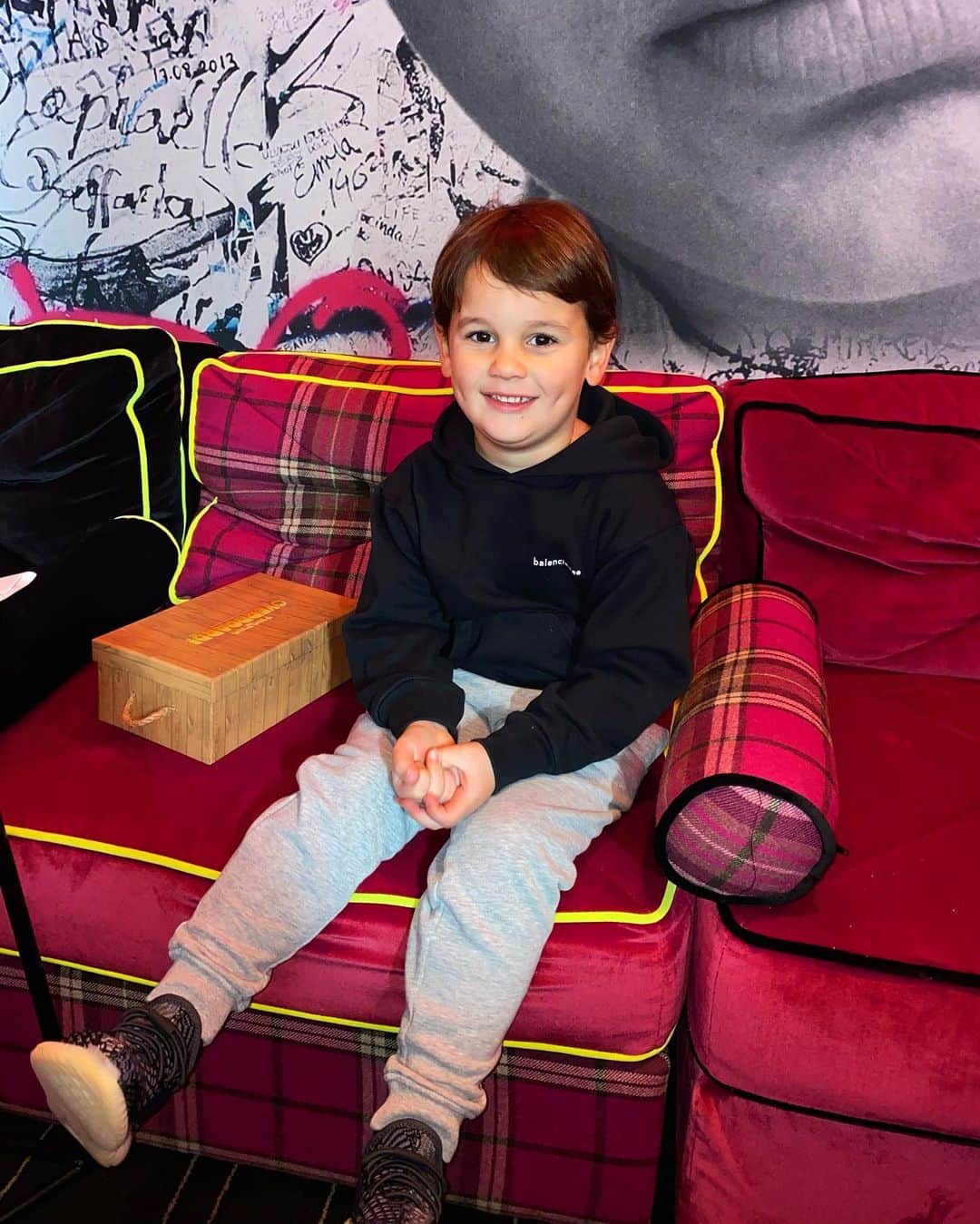 サム・フェアーズのインスタグラム：「1,2 or 3? 😉😍 what’s your cinema vibe? My boy is getting so big 🥲 he’s going to be 5 this month 🥳😭 x」