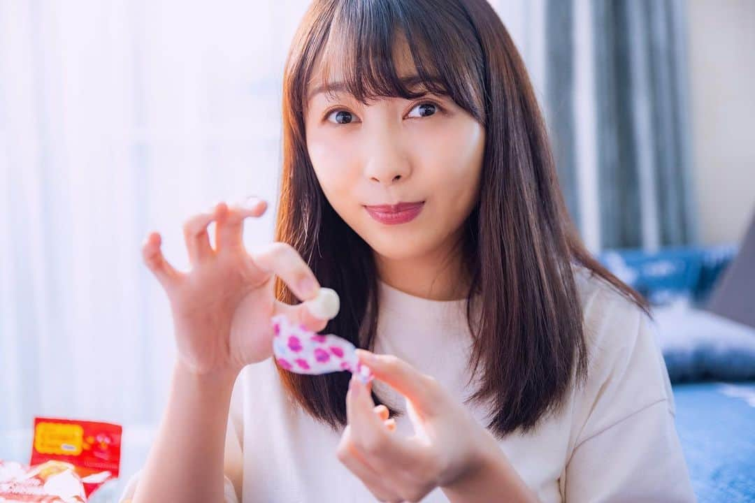 佐々木晴花さんのインスタグラム写真 - (佐々木晴花Instagram)「日曜日は何して過ごすの？🍬🍬 ＊ ＊ ＊ 💎心変わりの相手は私にしてみない？💎 ＊ インスタ・Twitter・TikTok・SHOWROOM・LINE LIVEは佐々木晴花で検索🔍 フォローお待ちしております🌷 ＊ 🟥YouTubeもアップ中🟥 #チャンネル登録お願いします ＊ 佐々木晴花で検索🤓又はプロフィール欄から✈️ ＊ ◾️お問い合わせ✉️ セントラル株式会社所属 ＊ ○お仕事のご依頼 ⇨ work@centralltd.co.jp ＊ ○ファンレターやプレゼント🎁💌 ⇨ 〒151-0051 東京都渋谷区千駄ヶ谷2-33-8 YKビル2F・3F セントラル株式会社 佐々木晴花 宛 ＊ ・ ～～自己紹介～～ ・ 佐々木晴花  8月31日🎂O型おとめ座✰*。 はるはるって呼ばれています🌻  好きなものは、RIZIN・YouTube・釣り・アイドル・音楽・映画・グルメ(特にビール・お肉・ラーメン・スイーツ)・美容など💭✨  3歳の頃からモダンダンス・ガールズ・ヒップホップ・ジャズなど様々なダンスを学び、モダンダンスコンクールに出場したり、ミュージカルにも出演していました。 また、数々のアーティストさんのバックダンサーや振付もやらせていただき、遠藤ジェネレーションのメンバーとして活動したり、ダンスボーカルユニットのリーダーとして6年間活動していました。 現在は、#ラーメン屋 と #受付嬢 しながら #RIZINガール2020 #女優 #ダンス講師 👯‍♀️#グラビア#グラドル 👙🏖 など幅広く活動し、学んできた表現力を武器に夢に向かって全力疾走中🏃🏻‍♀️ これからも諦めずに続けて、沢山の方に知っていただき、身近に感じてもらえるような愛される人になりたい🌻✨ そして好きなお仕事をして、自分自身もHappyになりながら、癒しや元気を少しでも届けたいなと思っています🌈😊  皆様、改めてよろしくお願い致します🙇‍♀️✨ ＊ ＊ #お菓子#お菓子パーティー #お菓子大好き#駄菓子 #写真好きな人と繋がりたい #カメラマンさんと繋がりたい #写真で伝えたい私の世界 #被写体になります#被写体モデル #被写体依頼受付中#ポートレートモデル #フィルムカメラに恋してる #グルメ女子  #グルメ好きな人と繋がりたい  #スイーツ好きな人と繋がりたい #透明感女子#癒し系女子 #ラウンドガール#RIZINガール #japanesegirl #instagood  #ミルキー」12月6日 10時23分 - haru2n.run