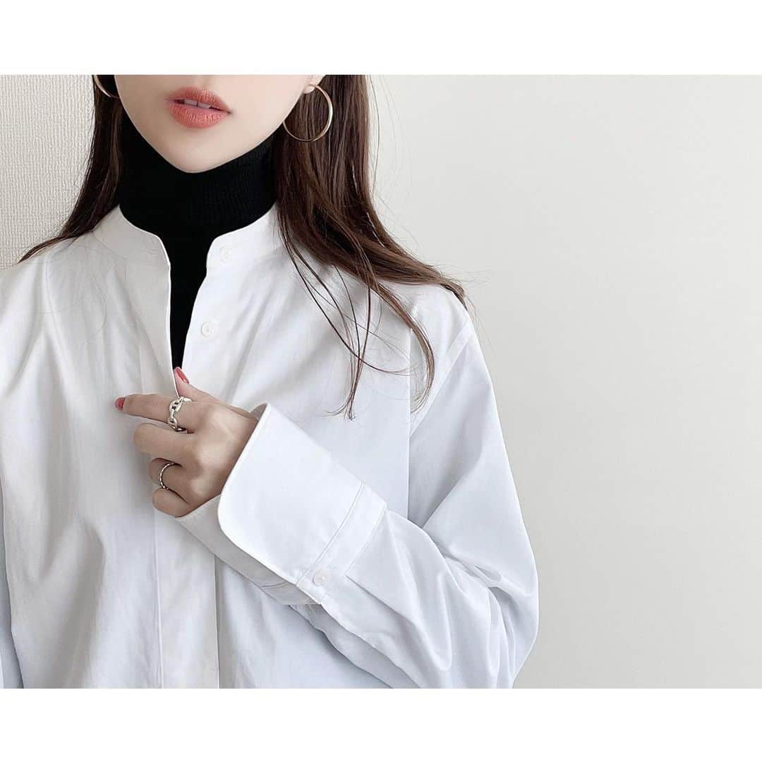 kumiのインスタグラム：「ㅤㅤㅤ﻿﻿ ㅤㅤㅤ﻿﻿ ＋Ｊのシャツにタートルをレイヤード。 最近のお気に入り。  たまにはモードな雰囲気も♡ 強くなりすぎかな〜とピアスはゴールドに。  #uniqlo#jilsander#hermes #mariablack  ㅤㅤㅤ﻿﻿」