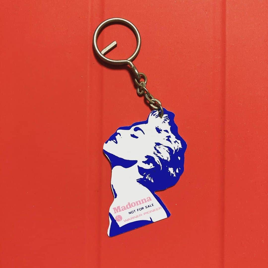 斉藤伸也のインスタグラム：「ビンテージのマドンナキーホルダー、素敵でしょ  #Madonna #trueblue #keyholder #vintage #80s  調べてみたところ、おそらくTrue Blueというアルバムのノベルティ」