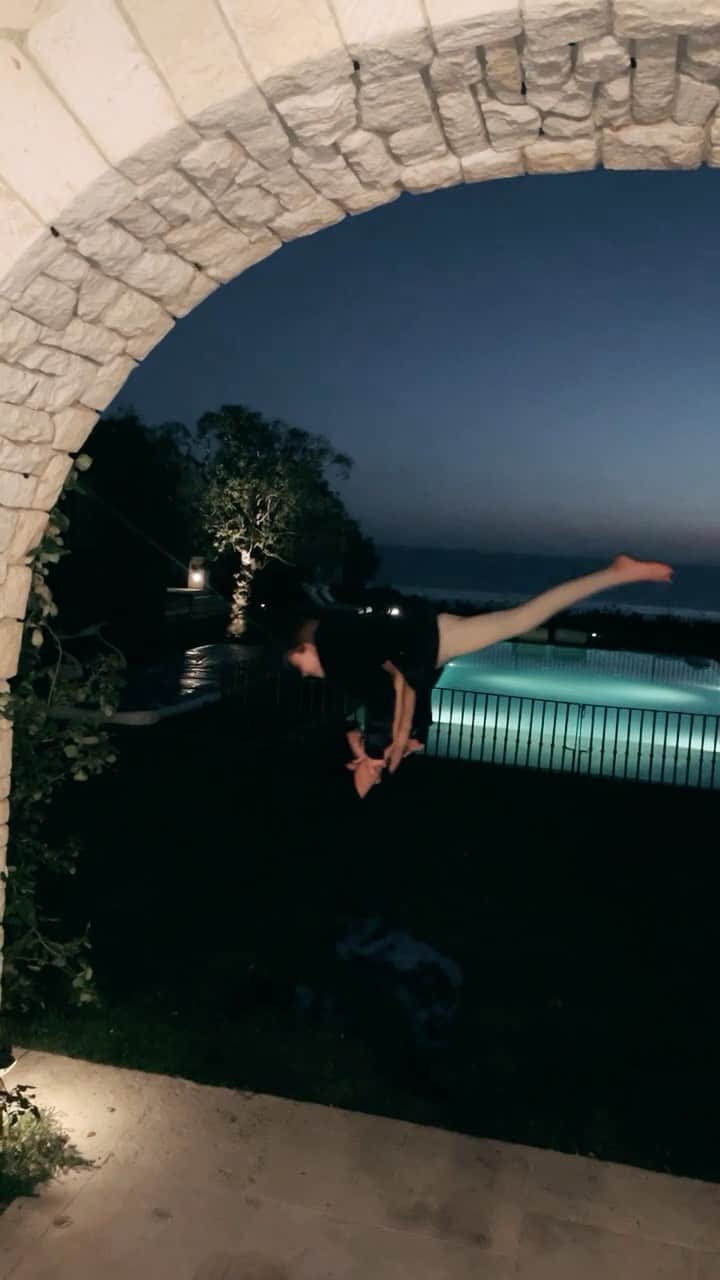 アリス+オリビアのインスタグラム：「I just came home to this 😂 @zacposen @eloise.eisner 🥰」
