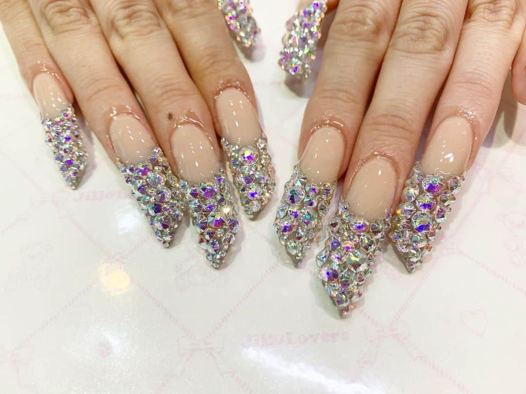 mamijinguのインスタグラム：「リップスティック💄シェイプにしてさらに可愛くなった @moannu  モアナちゃんの💅✨  ストーンフレンチもノンコート仕上げ✨✨✨ だからスワロの輝きを失わずそのまま美しい輝き😍  #jillandlovers #nail #nailart #paragel #gelneil#gel #ネイル #ネイルアート #me #look #love #かわいい」