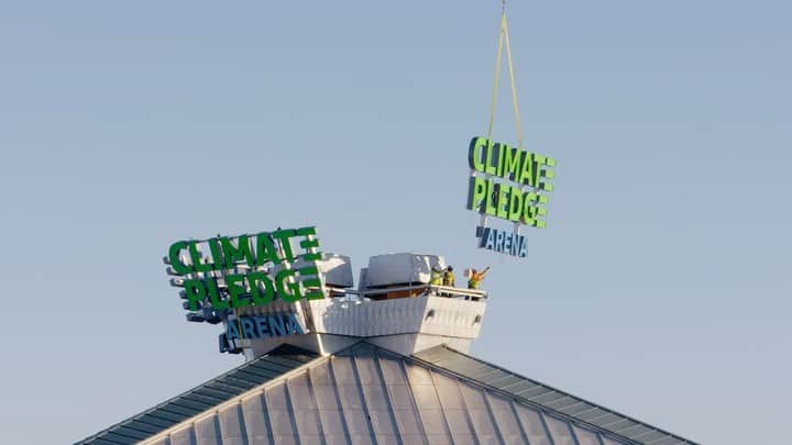 ジェフ・ベゾスのインスタグラム：「When Amazon bought the naming rights to Seattle’s historic KeyArena, we decided to call it @ClimatePledgeArena as a regular reminder of the urgent need for climate action. I’m excited that this call to action is now an official part of the Seattle skyline. #ClimatePledge」