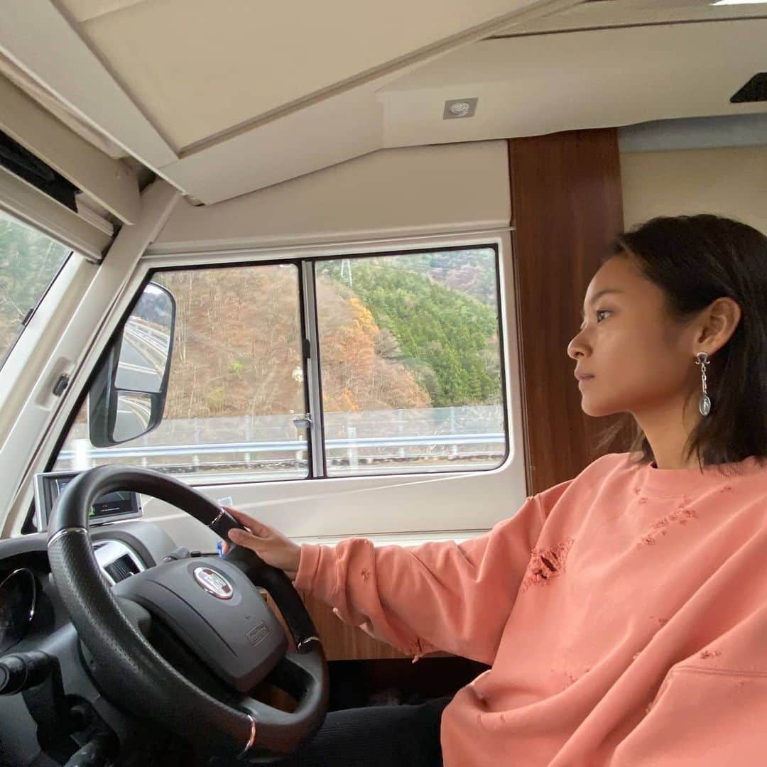 脇田恵子のインスタグラム：「おはようございます☀️ 日に日に冷えてきて朝起きられなくなってきた。  いつかの🚗🔰💨写真。」