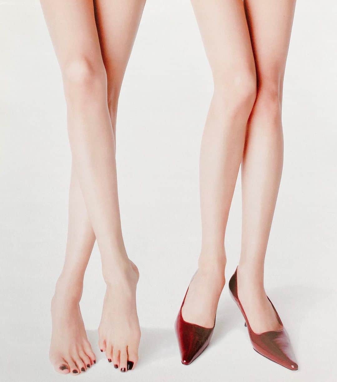金子エミさんのインスタグラム写真 - (金子エミInstagram)「身体だけの女優の脚  60歳まで現役でいれたら 自分で自分を褒めてあげたいと 思っています。  脚のケアはスキンケア、ストレッチ、少しのトレーニング、水泳、着圧スパッツ、月に１回のリンパマッサージ。普段はフラットに近い靴。 こちらを最低限のケアとして28年行っています。  #脚#脚モデル #女優脚🦵#脚タレ #パーツモデル #金子エミ #legmodel  #footmodels」12月6日 10時58分 - emikaneko1114