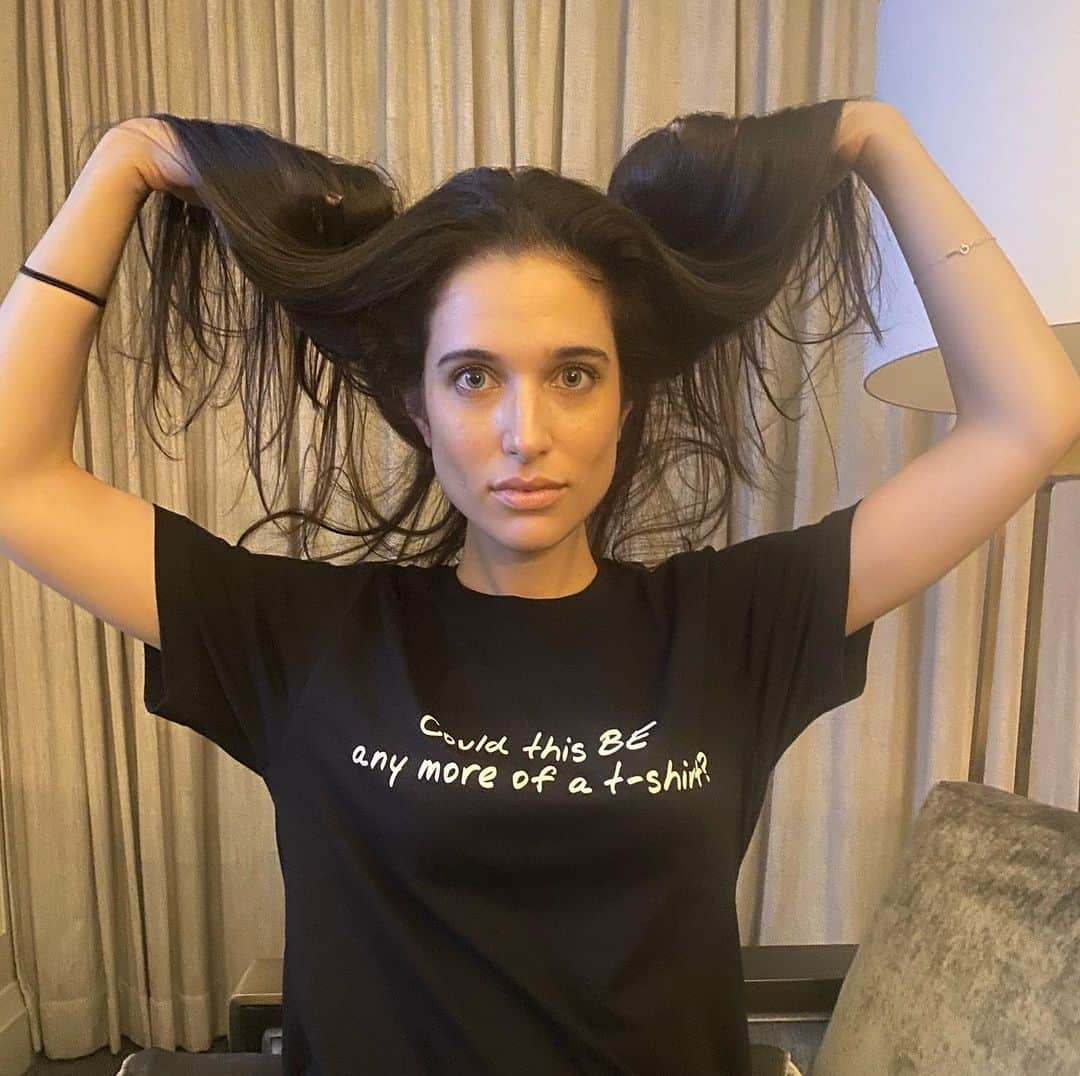 マシュー・ペリーのインスタグラム：「You don't have to pose this way while wearing the shirt, but please feel free. (Link in bio.)」