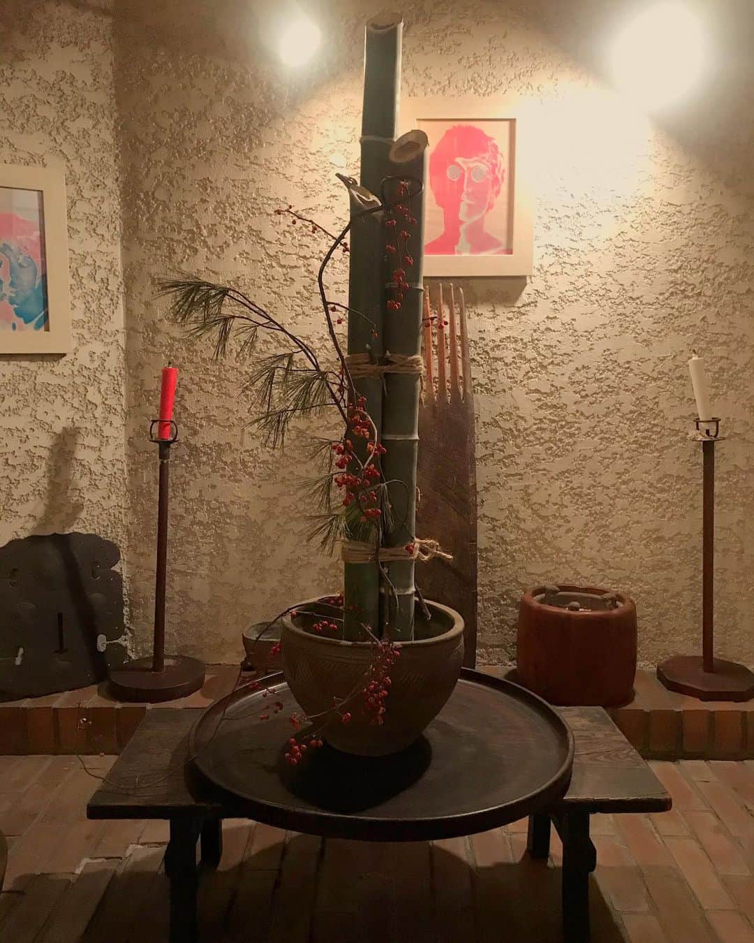 HARUKO（真木明子）さんのインスタグラム写真 - (HARUKO（真木明子）Instagram)「@story_love40 のお正月の過ごし方の取材が来た. . お正月の門松を. ずっと自分の家の竹を切って. 作りたかったから. 提案したら決定❤️ . 11月の撮影だったから. 松がまだ出回っていなくて困っていたら、バーバが近くの園芸ショップに植っていた松を譲ってもらってくれた！ . さすがバーバ！ . 門松の作り方をYouTubeで勉強しまくったが. . 今回は雑誌の企画で. 家の中に飾るから. オブジェ的にしようと. 勝手に怠けたw. . しかし当日。. 竹をチェーンソーで切り 麻の糸でしっかり3本をまとめ. なんとなく松と赤い実をぶっ刺すと 自らの自然の曲線で 完成されてるではないか！. . 天才的なオブジェが出来上がってしまった！. . またもや 自然の素晴らしさに 気付かされてしまった. . お正月までに 葉牡丹。松。梅を揃えて 本格的なのも作ろうと思う。 #お正月#門松#手作り門松#雑誌#モデル#松#竹#bamboo #diy #竹林#庭仕事#ガーデニング」12月6日 10時59分 - haruko227