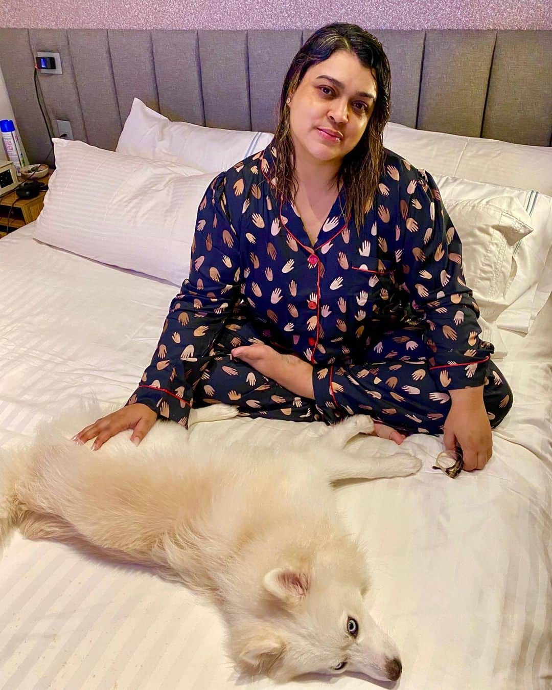 Preta Gilのインスタグラム：「Sábadou no nosso apezinho provisório cheio de amor e proteção !!! Com meu pijama/paixão que ganhei da @thaidemelobufrem !!! ❤️💙💜🖤💛se cuidem !!!! Feat @luapomsky #stephousemozis」