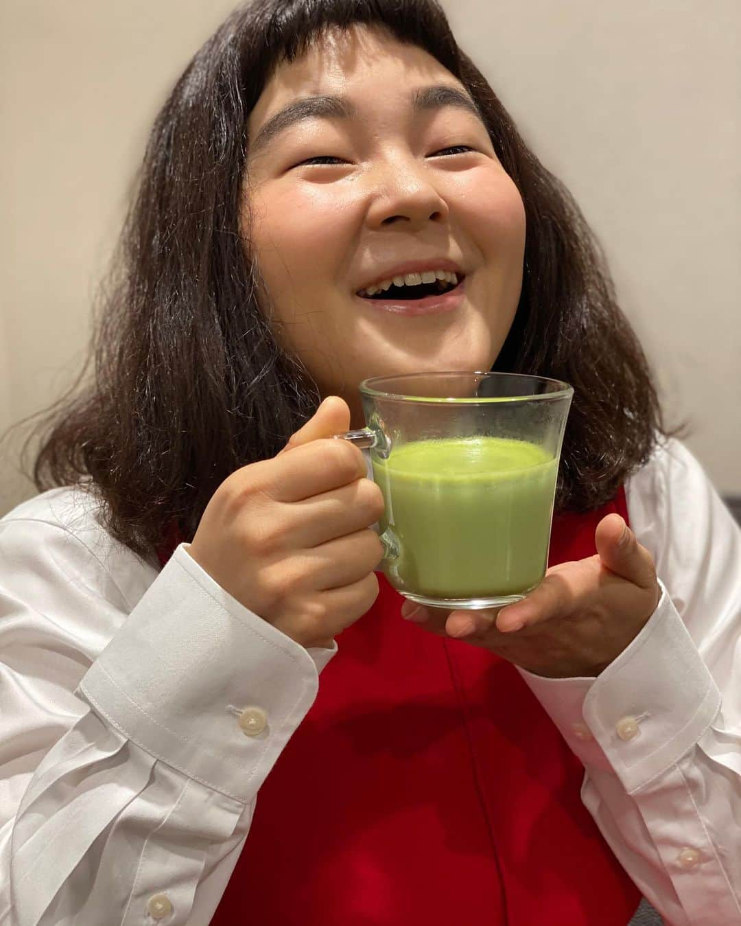 川島明のインスタグラム：「ゆにばーす　はらちゃん  #明日フラフープを買ってもらえる昭和33年の小学生  #初めて漫才を鑑賞している大富豪の一人娘  #自分の出番は終わったがモニターを見ながら仲間のクランクアップを待つねこ娘  #しばらく噴火する気はない火山  #霊感が無い人が見ると抹茶ラテだけが浮いているように見える写真  #濁ることなく全てを漫才にぶつけるピュアガール  ネスカフェゴールドブレンドで #大人のご褒美セット　がもらえるキャンペーンやってます！ Twitterから応募してね！」