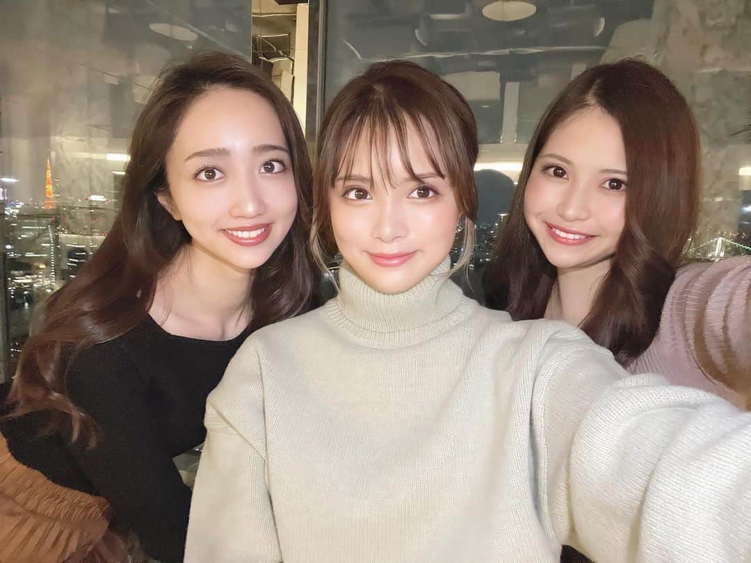 曲渕伊代のインスタグラム：「. お昼はさーたんとセーラちゃんファミリーが 夜はえびとれーながお家に遊びに来てくれて 賑やかで楽しい週末でしたとさ🥳🥂🎄」