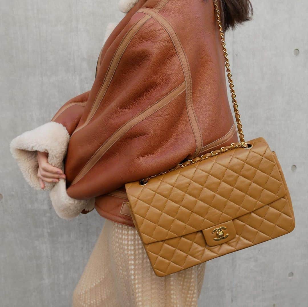 Vintage Brand Boutique AMOREさんのインスタグラム写真 - (Vintage Brand Boutique AMOREInstagram)「🐻SOLD OUT✨ Vintage Chanel Jumbo Single Flap Shoulder Bag in Lambskin   Free Shipping Worldwide 📩DM for more info and pricing  ➡️info@amorevintagetokyo.com   #VintageChanel #ChanelFlapBag #ChanelJumbo #ChanelClassicFlap #AmoreTokyo」12月6日 11時10分 - amore_tokyo