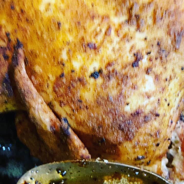 ケリスのインスタグラム：「Chipotle molasses rubbed roast chicken and sauces to dip dip dip bountyandfull.com it's a lifestyle recipe  Whole pasture raised Chicken  2 Tbl spoons olive oil  Gold mine box chipotle molasses rub  In a bowl add 2 tsp of chipotle molasses rub and a Tbl of olive oil . Mix and rub all over your chicken. Put chicken in a cast iron skillet and tent cover with aluminum foil . Back at 400 for 45 min , take the cover off for another 15 min. And you're done , delicious crispy seasoned bird !」