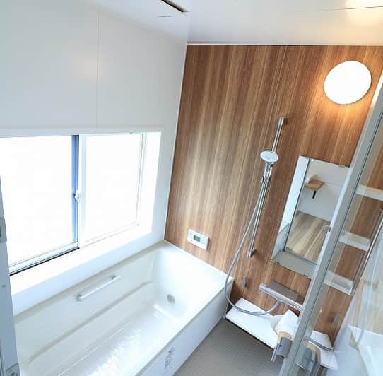 西本ハウスのインスタグラム：「💙 【水まわり特集】  🛁Bathroom 安佐南区山本新町 ZERO-CUBE FREAK'S  【モデルハウス見学予約受付中🏠】 土日祝はもちろん平日でも色々なスタイルのモデルハウスをご見学いただけます😊🎈  場所:安佐南区山本新町（春日野）  イベント情報はこちら▼ @nishimoto_house ⇧プロフィールのURLよりご覧いただけます👀  #西本ハウス #広島県 #工務店 #ZEROCUBE #ゼロキューブ #グッドデザイン賞 #1000万円からはじめる家づくり #子育て世代の家  #子育て世代の家づくり #デザイン住宅  #デザイナーズ住宅 #新築一戸建て #マイホーム #新築マイホーム #注文住宅 #規格住宅 #家づくり #暮らしを楽しむ #セミオーダー住宅 #セミオーダー #セミオーダーハウス #広島建売 #建売 #分譲住宅 #分譲中 #広島分譲住宅」