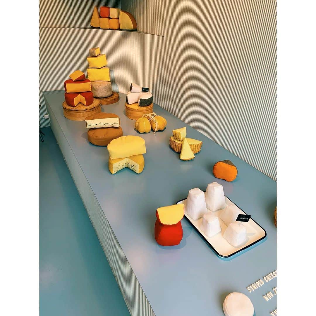 市川実和子のインスタグラム：「homespun shop横stripe room にて、﻿ Yuki & Daughtersの、食べられないけれど目に美味しい、期間限定のチーズショップが12/8までオープン中。﻿ ﻿ 全部欲しい…🧀﻿ ﻿」