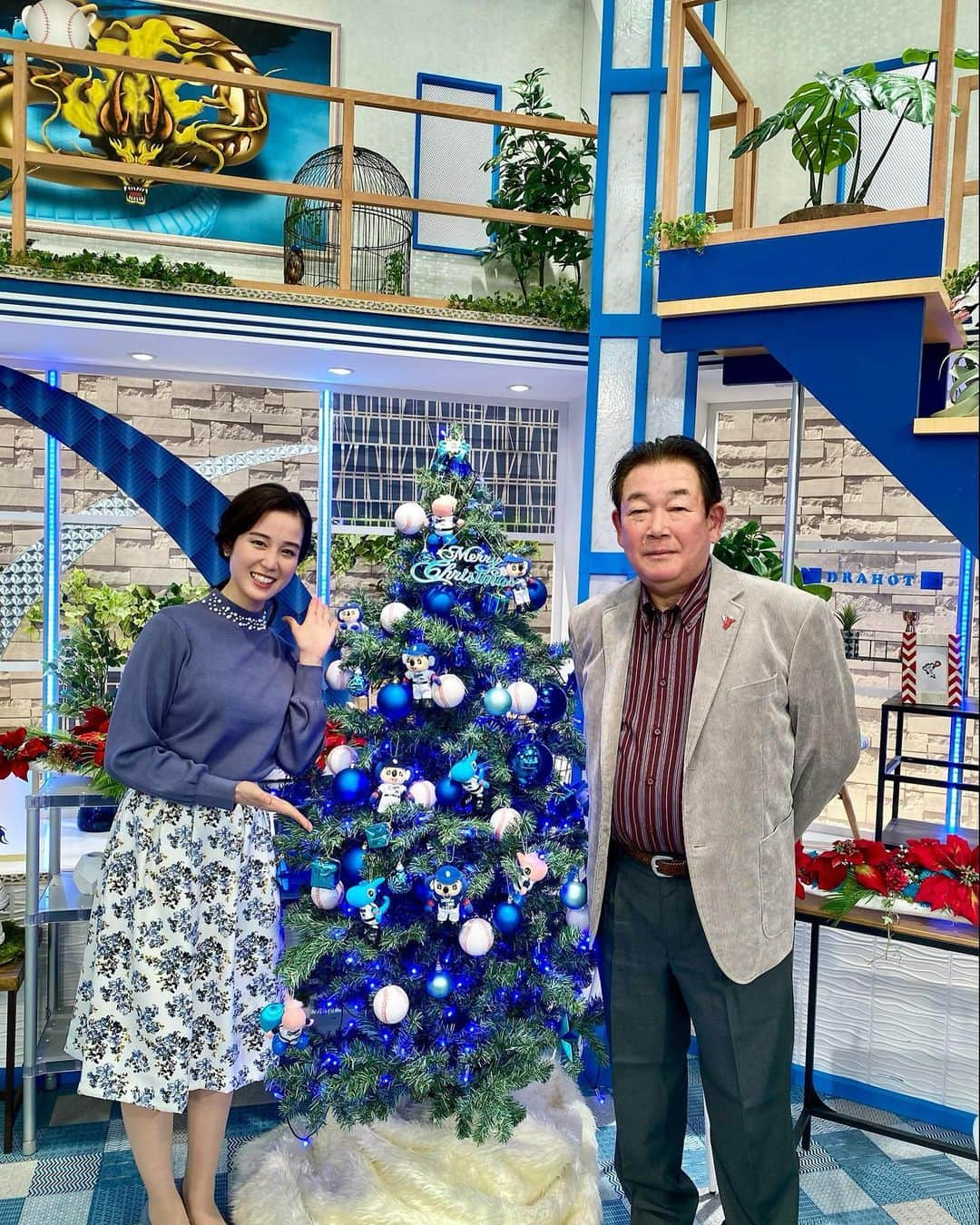 宮武紗里のインスタグラム：「. . 毎年、この時期はスタジオにもツリーが🎄 . 隣に並ぶと、「僕、サンタに見えちゃうなぁ...💦」 と、今日もお茶目な鈴木孝政さんでした🎅✨ . #ドラHOT＋ #ドラゴンズ #宮武紗里」