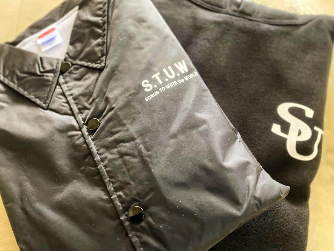 のインスタグラム：「S.T.U.W hoodie & coach JKTお楽しみに！！  これはチーム感出ちゃうなー♫  12/23の"BASE SECRETA"では"配信LIVEにもより共有感を"テーマに楽しめるようなものにしてくね！  #stuw #rookiezispunkd #coachjacket #hoodie」