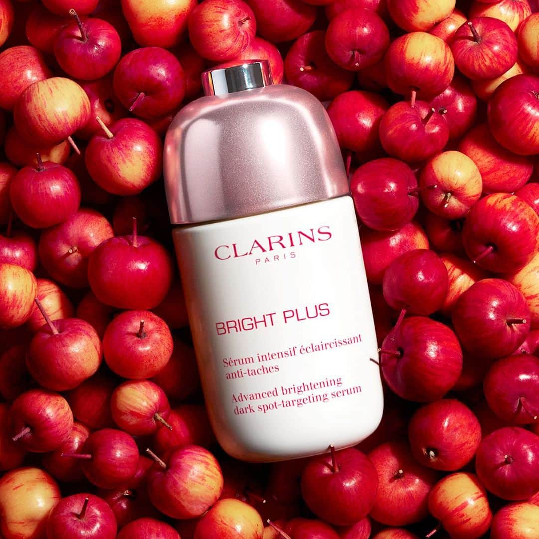 CLARINSさんのインスタグラム写真 - (CLARINSInstagram)「🍒May your skin be merry and bright ✨ ✨Bright Plus Advanced Brightening Dark Spot-Targeting Serum infused with 🍒#acerola cherry seed is a powerful illuminating serum 🔮that helps revive dull skin and 🎯 targets all types of dark spots for a visibly brighter, more even complexion ✨  #clarins #skincare #clarinsskincare #selfcare #skinsolutions」12月6日 11時17分 - clarinsusa