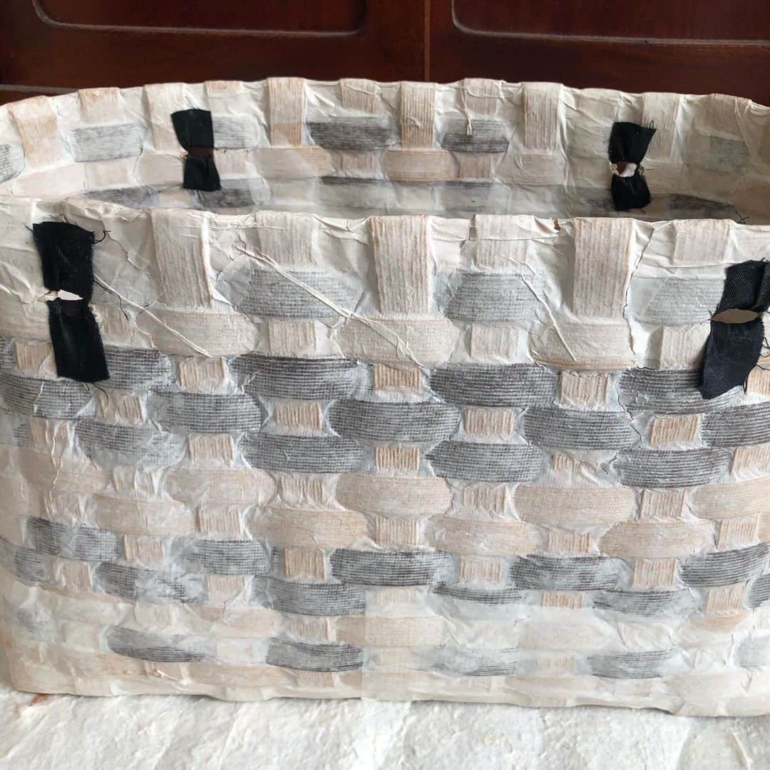 Diy Soho手作り倉庫さんのインスタグラム写真 - (Diy Soho手作り倉庫Instagram)「クラフトバンドのバッグの和紙を貼り付けた。手持ちの布をアレンジしてみる。 バッグの口元をゆる綴じするデザインも可能かなぁ #一閑張り #クラフトバンドバッグ #ダイソー購入品 #ボンド」12月6日 11時18分 - diy_soho2