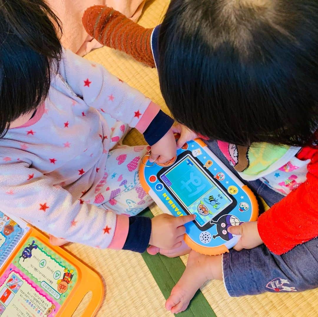 横山愛子のインスタグラム：「アンパンマンタブレット😍😍 毎回取り合いになるけど、長女が次女にやり方を教える姿に感動^ - ^ でも一瞬で独り占めしちゃう長女だけど💦 タブレットは少しの時間なら、集中して色んなゲームやお勉強できるし^ - ^ 外出先にはもってこいだと思う❤️❤️ クリスマスプレゼントにぜひ！☺️ #アンパンマンタブレット #クリスマスプレゼント #2歳9ヶ月 #1歳」