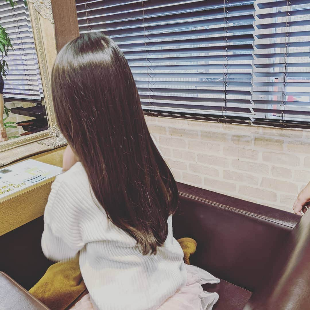 七帆ひかるさんのインスタグラム写真 - (七帆ひかるInstagram)「初めてのカット✂  20歳まで伸ばしてラプンツェルみたいになりたい！と言っていましたが、七五三も終わり、お友達が短くしているのを見て決意したようです。 細く柔らかく、毎日絡まって大変でしたがサラサラつるつるにしてもらいました😊  久しぶりの二人でのお出かけの特別感にワクワクして、お兄ちゃんに内緒にするから帰りにケーキ食べよう〜なんて言ってたのに、やっぱりお土産買って帰ろうって。 クリスマスのチョコレートを選んで帰りました💞  #初めてカット　#美容室　#7歳」12月6日 11時30分 - nanaho.hikaru