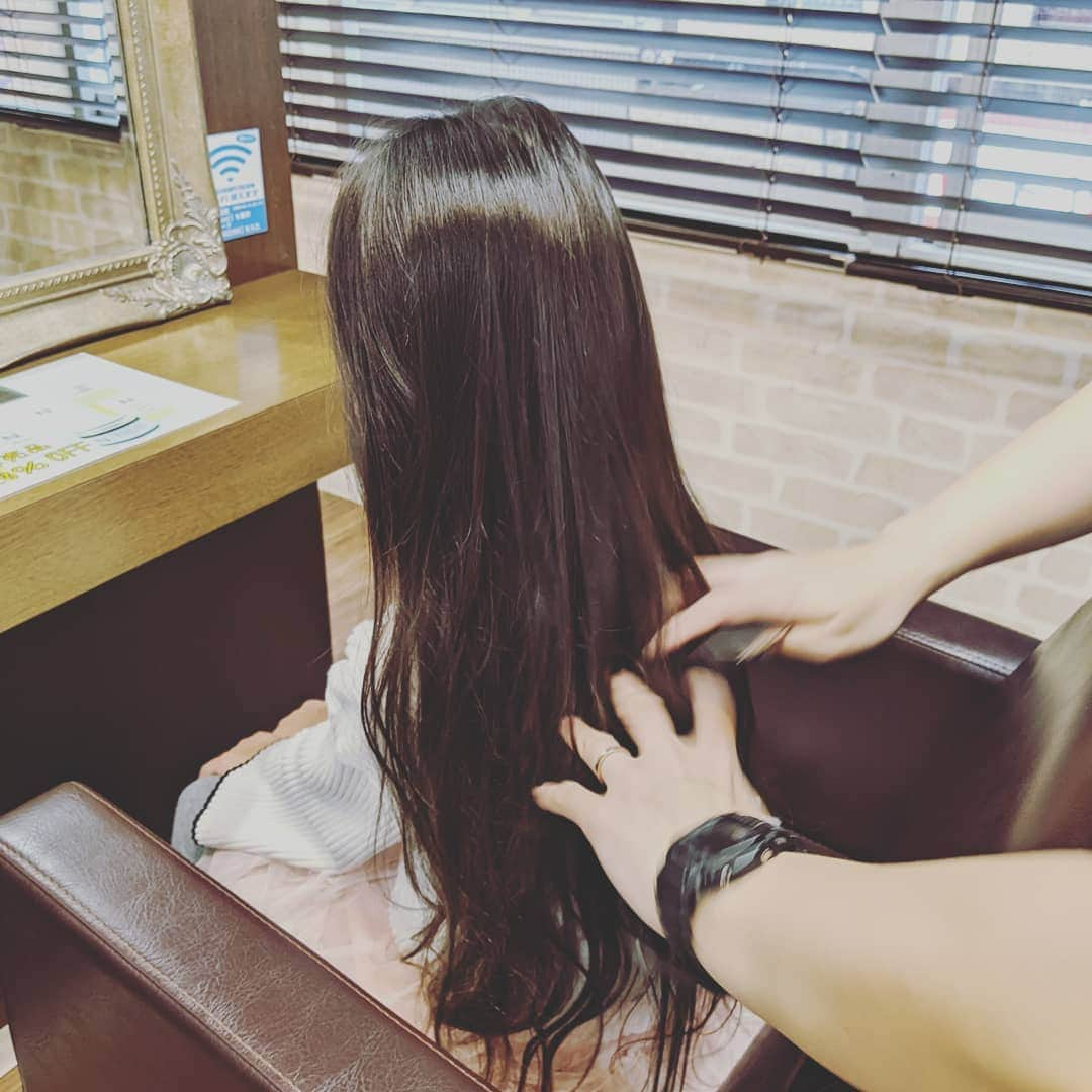 七帆ひかるさんのインスタグラム写真 - (七帆ひかるInstagram)「初めてのカット✂  20歳まで伸ばしてラプンツェルみたいになりたい！と言っていましたが、七五三も終わり、お友達が短くしているのを見て決意したようです。 細く柔らかく、毎日絡まって大変でしたがサラサラつるつるにしてもらいました😊  久しぶりの二人でのお出かけの特別感にワクワクして、お兄ちゃんに内緒にするから帰りにケーキ食べよう〜なんて言ってたのに、やっぱりお土産買って帰ろうって。 クリスマスのチョコレートを選んで帰りました💞  #初めてカット　#美容室　#7歳」12月6日 11時30分 - nanaho.hikaru