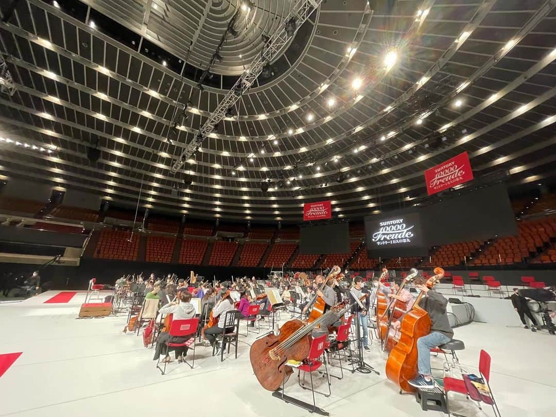 反田恭平さんのインスタグラム写真 - (反田恭平Instagram)「Today’s piece  Ravel / Piano Concerto for Left hand 💁‍♂️At Osaka Castle hall (OnDemand Concert)😋  【10000人の第九】 今年は無観客ですが、生配信があります。このあと15時から！！ 一昨日に引き続き、ラヴェル/左手のためのピアノ協奏曲とベートーヴェン/悲愴から第二楽章をお届け致します:))  今日の鍵盤は象牙… 普段は好きだけど、今回はグリッサンド多いから出血しないように気を付けなければ…」12月6日 11時30分 - kyoheisorita