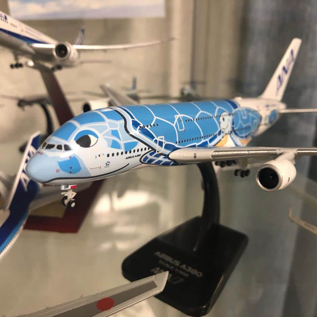山本隆弥さんのインスタグラム写真 - (山本隆弥Instagram)「ヌヒョー！ついに届いた！ ANAのA380のダイキャストモデル。 精巧に作られていて 塗装もバッチリ。文句なし！ コロナ禍を何とか乗り切って欲しい。 早速、ANA飛行機コレクションに展示。 #ana #ANA #飛行機  #航空業界  #エアバス #a380  #a380✈️」12月6日 11時31分 - ytv_yamamoto_railway