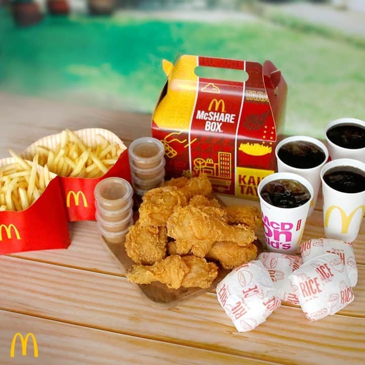 McDonald's Philippinesのインスタグラム：「It’s always a fun time with the family with our best-tasting Chicken McDo and our World Famous Fries. Get a McShare Bundle for 4 via McDelivery PH App, site, or call 8888-6236 and get FREE delivery fee!」