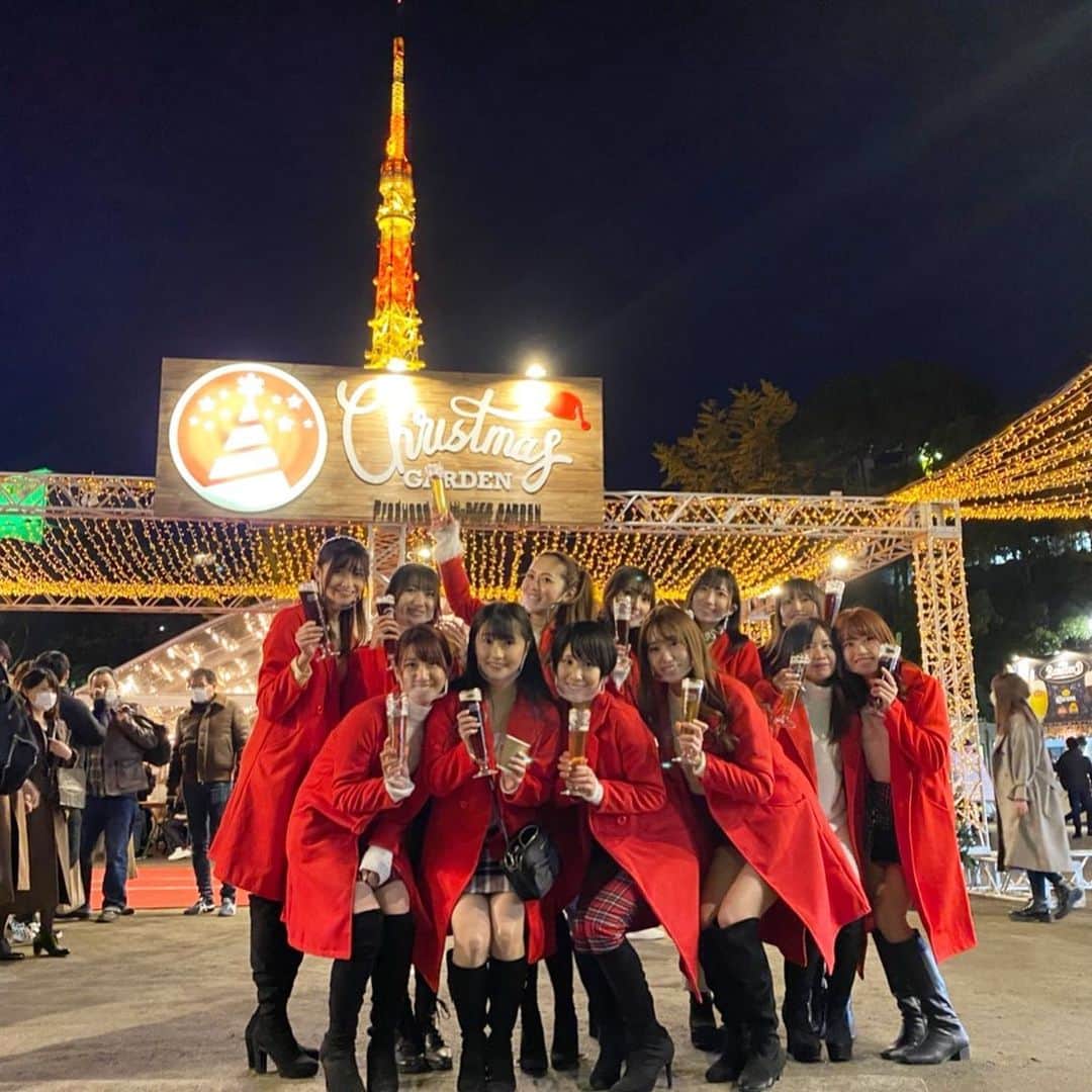 三上玲奈のインスタグラム：「本日もクリスマスガーデンは芝公園にて開催されています😃  ヒビヤガールは本日6名だよん😆  ダンスは14時.17時半.19時にやります❤️ 会場にある飲み物、食べ物は詳しくはホームページを見てね😄  ヒビヤガーデン公式インスタをタグ付けしてます🍺  #ヒビヤガーデン　#クリスマスガーデン　#ビヤガーデン　#ビール女子　#ビール」