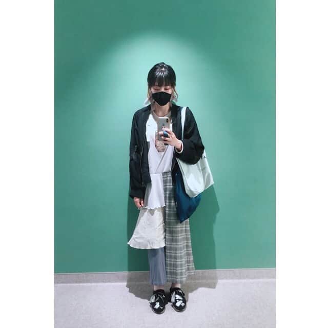 のインスタグラム：「いつかの🌲 寒くなる前だなこりゃ。 . 中に来てるミュシャのロンTお気に入り🦜 @guri.tokyo.japan さんのサロペットも可愛いんだこりゃ🐇 . tops @felissimo_official  bottoms @guri.tokyo.japan  shoes @rehersall  . #ootd #fashion #green」