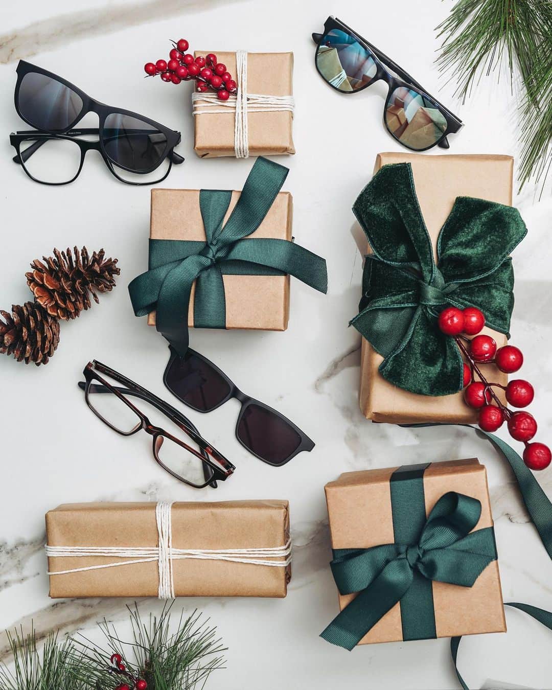 JINSのインスタグラム：「Need some gift inspiration for your holiday shopping? 🤔 Here's a few ideas to get you started:   🎁 Blue Light Glasses: Reduce digital eye strain with computer glasses. Bonus: Get JINS SCREEN lens upgrades for $0 with our limited time offer ($60 regular retail).  🎁 JINS Switch: Gain convenience with magnetic clip on sunglasses. A clip on sunglass plate snaps easily onto optical frames.  🎁 AirHingeless: Experience ultra comfort with these lightweight glasses. No frame adjustment needed with hingeless temples.」