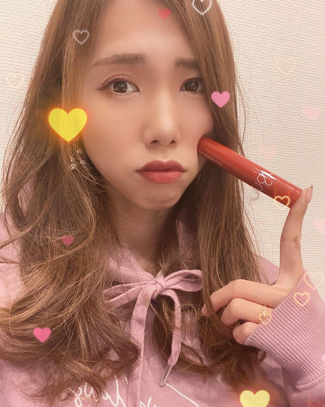 のインスタグラム：「ファン感いきまふ。 昨日買ったrom&ndのリップ？紅？グロス？#13 の色です💄 2度塗りティッシュオフティントでマスクしても平気✨ 最高ですかわいい💄♡ お前ピンクの服しか持ってないんか、というかこのパーカーしか着ないんか、って思われるかもしれんが外に出る用がヤクルト、家では気分高めるためにヤクルト。当たり前やろがい🙂 今日は絶対舞と写真撮ろう。笑 毎回会うけど忘れる笑 #神宮球場 #こんなに行かない年初めて #rom&nd #yakult #swallows #ファン感謝デー #スワローズファン感2020」