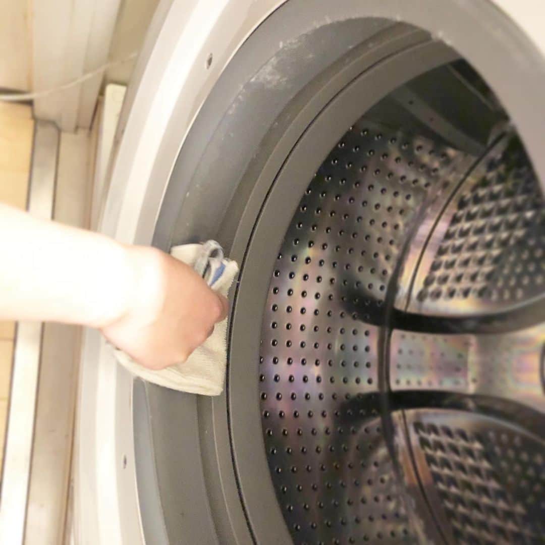 ecomfort（エコンフォート）さんのインスタグラム写真 - (ecomfort（エコンフォート）Instagram)「つけ置き洗いナシの洗濯槽クリーナーで、洗濯機が新品みたいにピカッ〜ン✨  ドラム式洗濯機のドア部分の汚れ、気になりませんか🤔  ドクターベックマンのステンレス製洗濯槽クリーナー　サービスイットで拭いてみてください！ 驚くほど洗濯機がピカピカになります😳😳  残った液を洗剤投入口に全部入れて、空洗濯するだけで今度は洗濯槽がピカピカに！  活性炭がはいり、ニオイ・汚れの吸着力アップ！是非お試しください🙌🏻  価格:	¥935 (税込)  #洗濯槽クリーナー#つけ置き洗い#活性炭#ドラム式洗濯機#drbeckmann#ドクターベックマン#サービスイット#大掃除#年末掃除#ecomfort#ecomforthouse#今日の買い物が未来を変える」12月6日 11時54分 - ecomfort_eoct