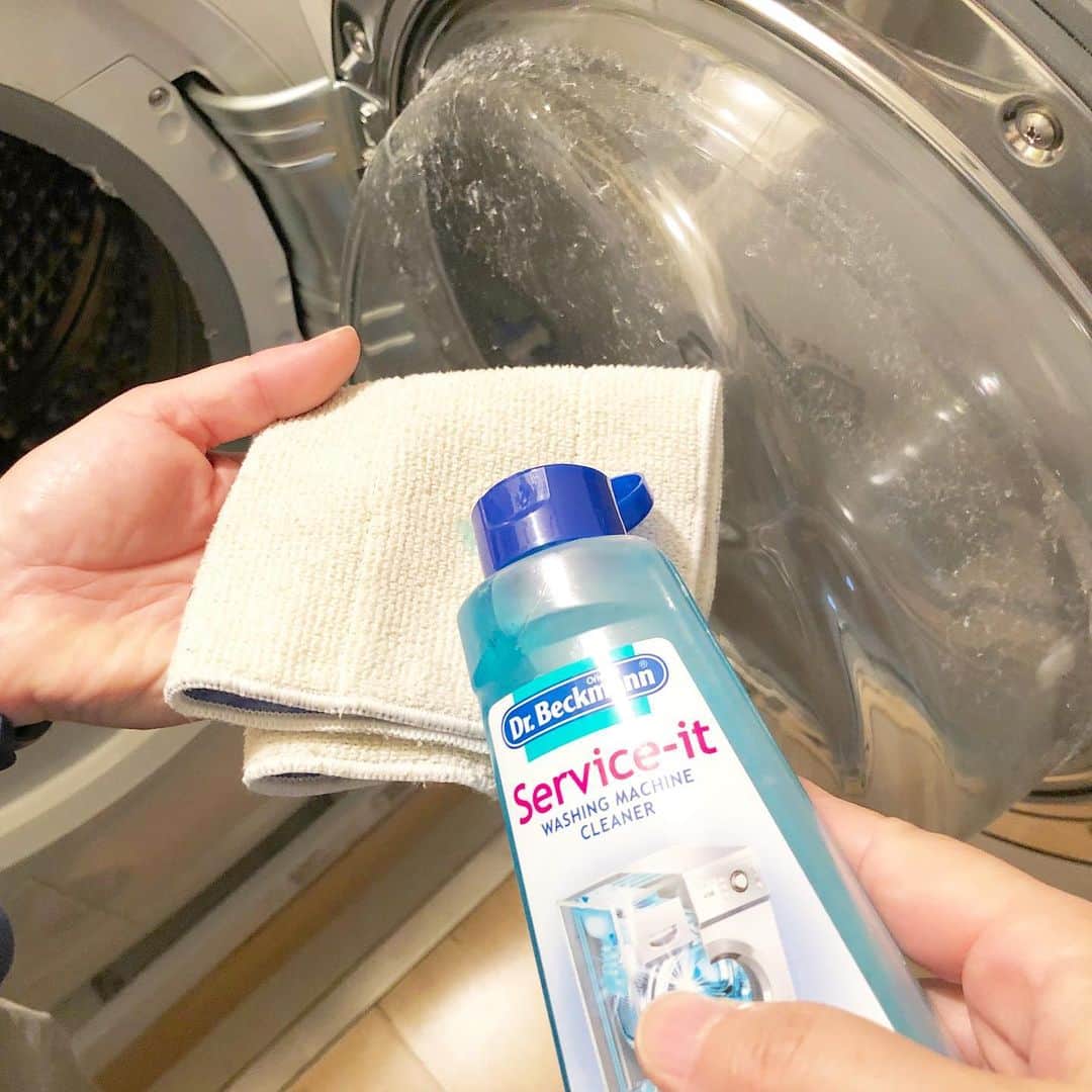 ecomfort（エコンフォート）さんのインスタグラム写真 - (ecomfort（エコンフォート）Instagram)「つけ置き洗いナシの洗濯槽クリーナーで、洗濯機が新品みたいにピカッ〜ン✨  ドラム式洗濯機のドア部分の汚れ、気になりませんか🤔  ドクターベックマンのステンレス製洗濯槽クリーナー　サービスイットで拭いてみてください！ 驚くほど洗濯機がピカピカになります😳😳  残った液を洗剤投入口に全部入れて、空洗濯するだけで今度は洗濯槽がピカピカに！  活性炭がはいり、ニオイ・汚れの吸着力アップ！是非お試しください🙌🏻  価格:	¥935 (税込)  #洗濯槽クリーナー#つけ置き洗い#活性炭#ドラム式洗濯機#drbeckmann#ドクターベックマン#サービスイット#大掃除#年末掃除#ecomfort#ecomforthouse#今日の買い物が未来を変える」12月6日 11時54分 - ecomfort_eoct