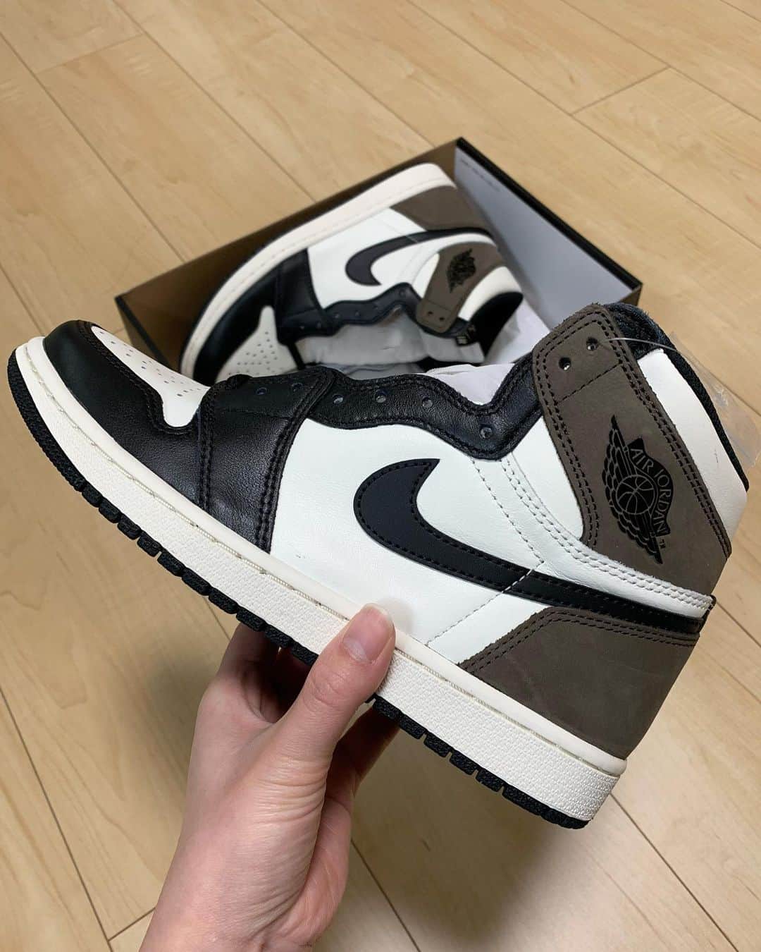 のインスタグラム：「. .  NIKE AIR JORDAN 1 RETRO HIGH OG “MOCHA” . . Jordan 1 ってやっぱヨダレ出る🤮 . . #jordan1 #aj1 #jordan #nike #sneakers #sneaker #sneakerheads #sneakerhead #sneakergram #sneakernews #sneakeraddict #sneakerfreaker #sneakersaddict #jordan1club #jordan1mocha」