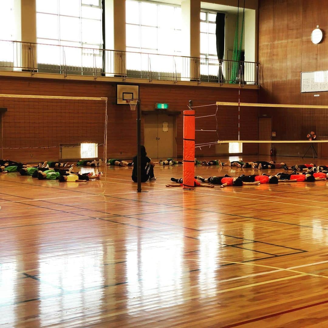 橋本涼加さんのインスタグラム写真 - (橋本涼加Instagram)「🕊 . 先日和歌山にてバレー教室を行いました。元気で明るい子どもたちのおかげで私も楽しくバレー教室をさせていただきました！ありがとうございました😊 . #toyota #beachvolleyball #volleyball #バレー教室 #和歌山 #japan #wakayama #クールダウンはプチヨガ教室」12月6日 11時56分 - suzukahashimoto