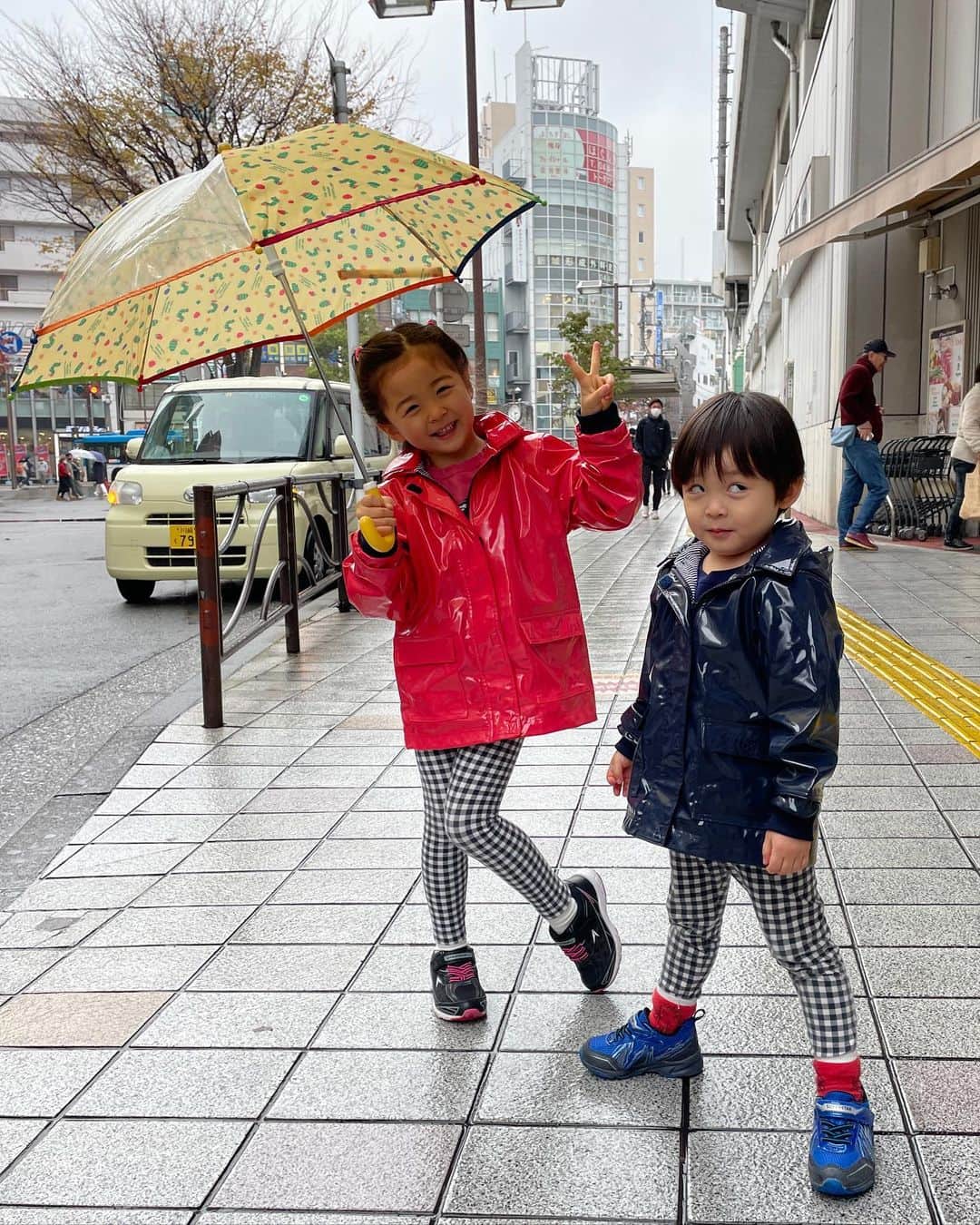 中岡由佳さんのインスタグラム写真 - (中岡由佳Instagram)「雨の日の愉快な子供達。厚手のレインコートはプチバトーの色違い。娘はサンタさんにフラフープ、弟にラジコンカーをくださいとお手紙を書いていました。隣で早速フラフープを検索して専門店フープ東京で購入する私📱 #6y4m #3y8m」12月6日 11時58分 - yuka_nakaoka