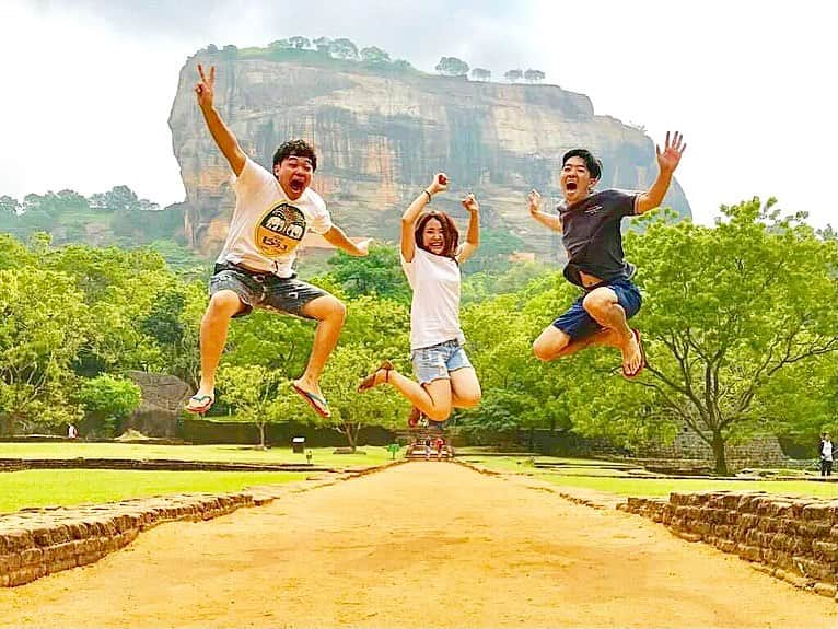 タビイクさんのインスタグラム写真 - (タビイクInstagram)「【14.スリランカ民主社会主義共和国🇱🇰】 . 世界遺産にも登録されている#シーギリヤロック は、高さ180mにもなる超巨大な岩。この岩の上にはなんと宮殿跡があるのです！ . 階段を使って登ることもでき、上からの景色は、辺り一面緑のジャングルが広がり絶景です✨  .  スリランカ産紅茶はセイロンティーと呼ばれ、世界中で親しまれています。 世界初の女性首相が誕生した国としても知られているスリランカ。  小さな国ですが、世界遺産が8つもあるなど、世界中から注目されています👀  【#タビイク世界制覇 】  ✼••┈┈••✼••┈┈••✼••┈┈••✼••┈┈••✼ ••┈┈••✼ ﻿  @tabiiku をタグ付けすると、お写真が紹介されるかも！？ 是非タグ付けして投稿してくださいね🌷 アジアのお写真、大募集中です！！  ✼••┈┈••✼••┈┈••✼••┈┈••✼••┈┈••✼ ••┈┈••✼   #旅女 #vacation #instatravel #instapassport #バンライフ #旅行好き #旅行行きたい #旅行好き女子 #絶景 #バックパッカー #backpacker #フォトジェニック#Instagram #タビイク #スリランカ #SriLanka #シーギリヤ #シギリア #Sigiriya #Ancient #世界遺産 #worldheritage #遺跡 #セイロンティー #세계유산　#스리랑카　#スリランカ旅行 #スリランカカレー」12月6日 12時07分 - tabiiku