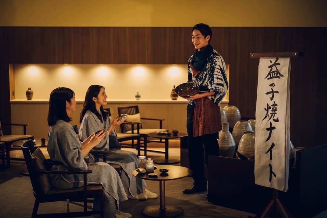 のインスタグラム：「界 鬼怒川では、栃木県の名産品「益子焼」を滞在を通して、知り、楽しみ、親しんでいただけます。  益子焼は、江戸時代中期に生まれた、栃木県を代表する焼き物です。あたたかみのある形と釉薬が特徴ですが、近年では若手からベテランまで幅広い世代の陶芸家が作陶しており、その作風も多種多様です。地域の伝統文化を界オリジナルの特別なおもてなしでお楽しみいただける「界のご当地楽」。界 鬼怒川では、「益子焼マイスター」が益子焼の特徴や歴史、文化のほか、器の楽しみ方を楽しくご紹介します。奥深い益子焼の魅力を知ってみませんか。  界 鬼怒川のご当地楽「益子焼ナイト」 開催日時：毎日21:00～  #hoshinoresorts #kaikinugawa #星野リゾート #界鬼怒川 #栃木 #鬼怒川 #鬼怒川温泉 #温泉旅館 #益子焼 #ご当地楽」