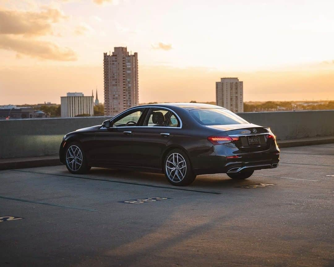 メルセデス・ベンツさんのインスタグラム写真 - (メルセデス・ベンツInstagram)「We can’t decide what’s more spectacular here. The twilight rooftop view or the new E-Class’ streamlined exterior.  📷 via @mercedesbenzusa  #MercedesBenz #Eclass #Sedan #Mercedes #Benz」12月6日 12時00分 - mercedesbenz