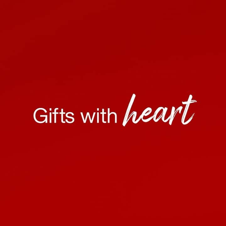 のインスタグラム：「This holiday season, embrace those your miss the most, share group hugs, keep loved ones warm and well, have a cozy catch-up and hold on to what matters most. #holidayseason #holidaygifts #UNIQLO #LifeWear」