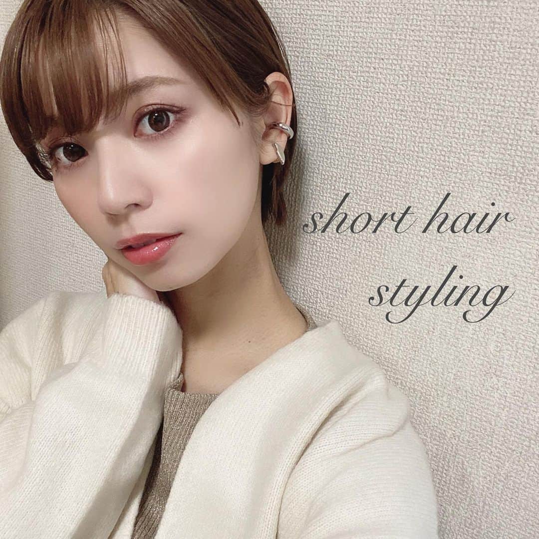 のインスタグラム：「． short hair 🧒 stylingの仕方を動画にまとめました🎬 ． ☑︎ストレートスタイル ☑︎外ハネスタイル の2パターンです◎ ． ストレートアイロンとヘアオイルがあれば簡単に出来るので是非ʚ◡̈⃝ɞ  個人的には最近明るめのヘアカラーが気分です♪ ． #ショートヘア #スタイリング動画 #ヘアスタイリング #ヘアスタイリング動画」