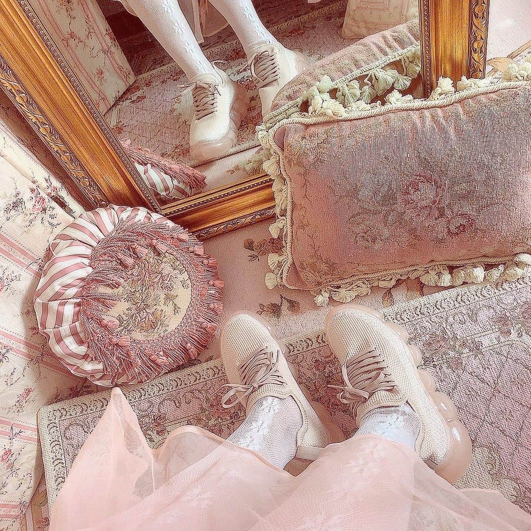 酒元麻衣（まいへー）のインスタグラム：「かわいいスニーカー🥺🤍  . . #スニーカー#grounds#mikiosakabe」