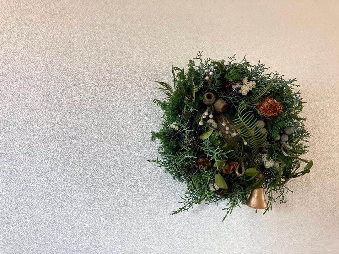 のインスタグラム：「. フレッシュなグリーンを使った ナチュラルリースで、 お部屋にクリスマス感を演出。 . #クリスマス#クリスマスリース#リース#インテリア好き#インテリア#家具#グリーン#花#flower#緑のある生活#植栽 #green #柔らかい雰囲気 #大人女子 #落ち着く空間 #ファッションアイコン#大阪 #大阪散歩 #大阪観光 #osaka #osakastyle #japan #大人の大阪暮らし #大阪glam」